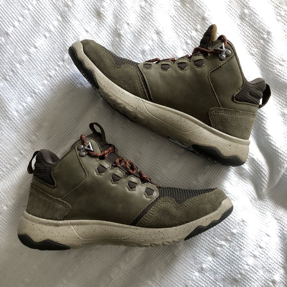 teva mens walking shoes